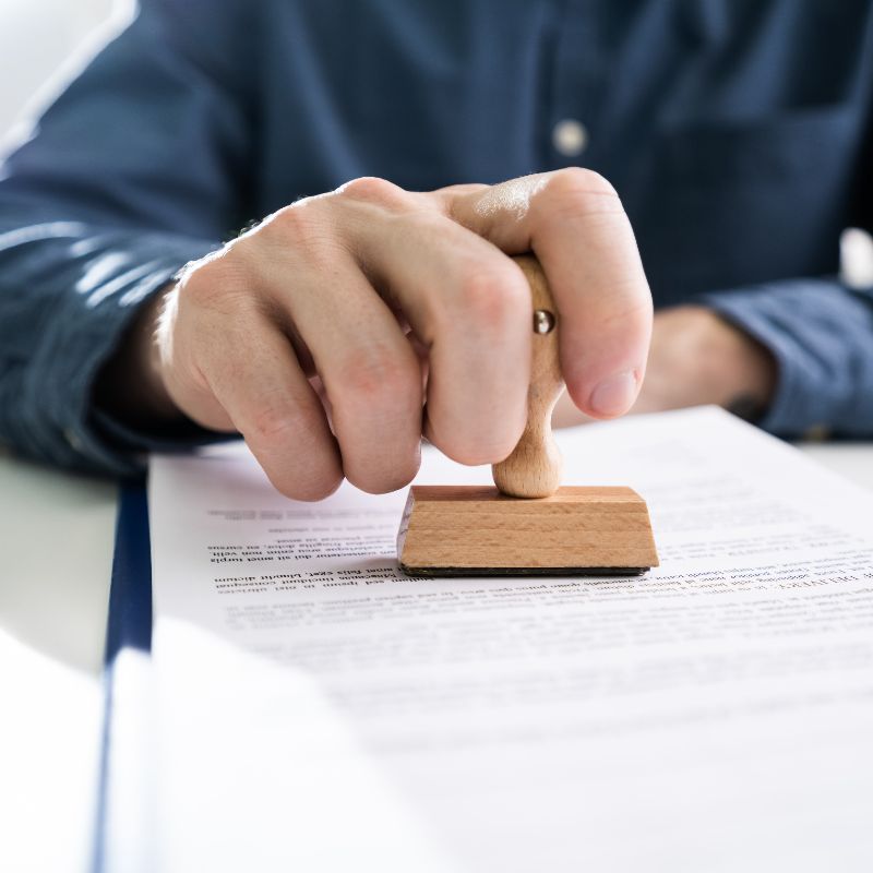 Hombre poniendo sello en documento